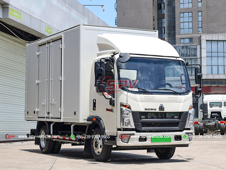 Sinotruk Insulated Box Truck - Front Right Side